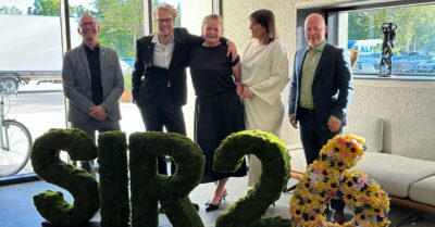 Fem glada kollegor från BizMaker på Sveriges innovationsriksdag 2026 i Skövde.